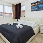 Bruno's Pool House Ciovo 特罗吉尔