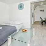 Bruno's Pool House Ciovo 特罗吉尔
