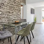 Bruno's Pool House Ciovo 特罗吉尔