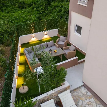 Bruno's Poolside - Near Apartment *