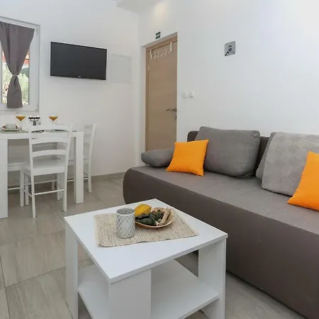 Apartment Bruno's Poolside - Near Trogir