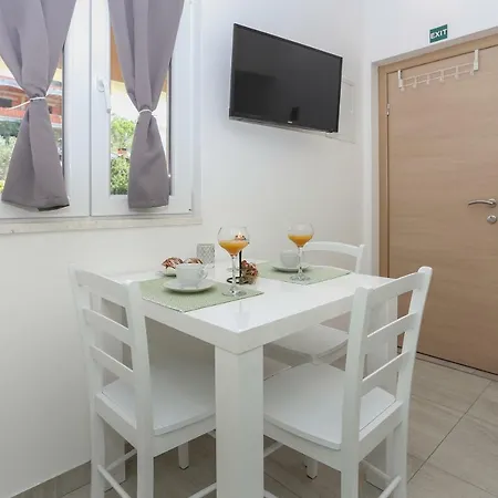 Apartment Bruno's Poolside - Near Trogir