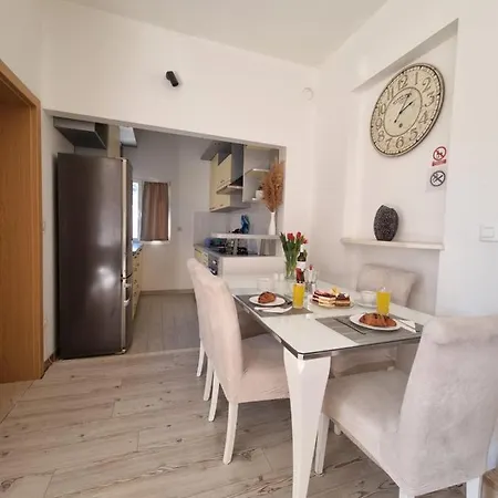 Apartament Bruno's Poolside - Near *
