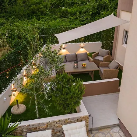 Bruno's Poolside - Near *
