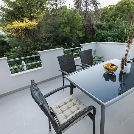 Bruno's Poolside - Near
