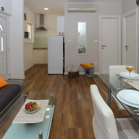 Bruno's Poolside - Near Apartament Trogir
