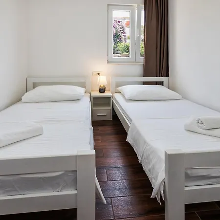 Bruno's Pool House Ciovo Apartamento *