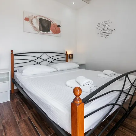 Bruno's Pool House Ciovo Apartamento *